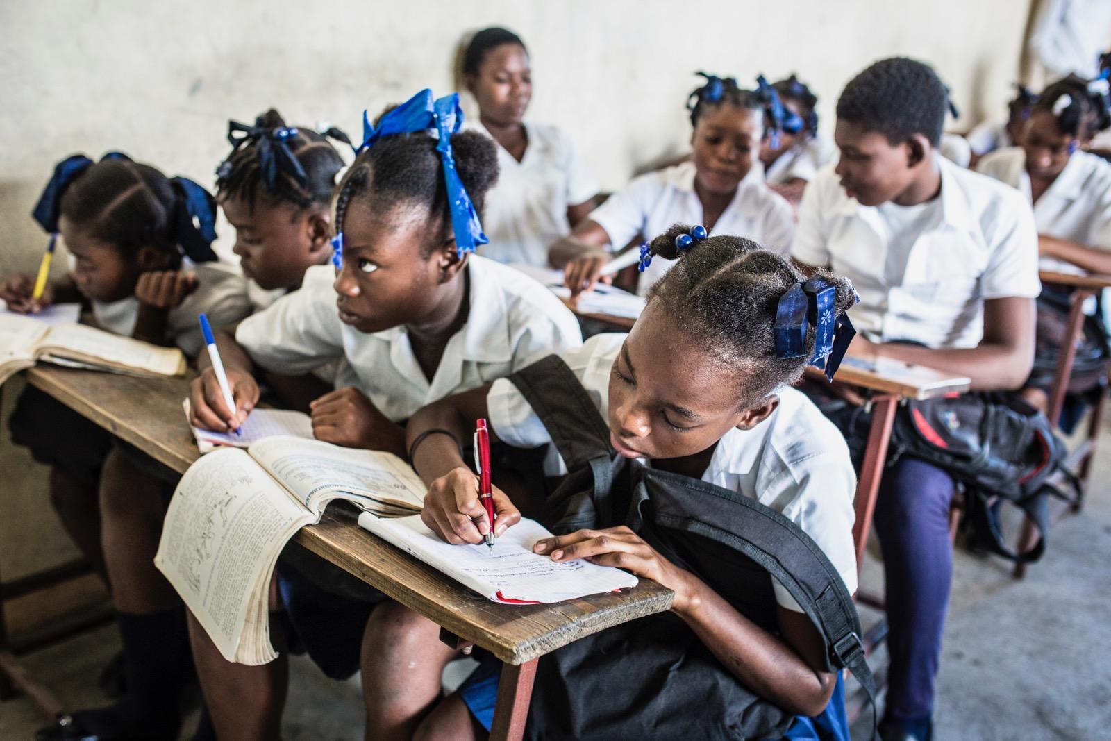 A group of kids in a classroom.