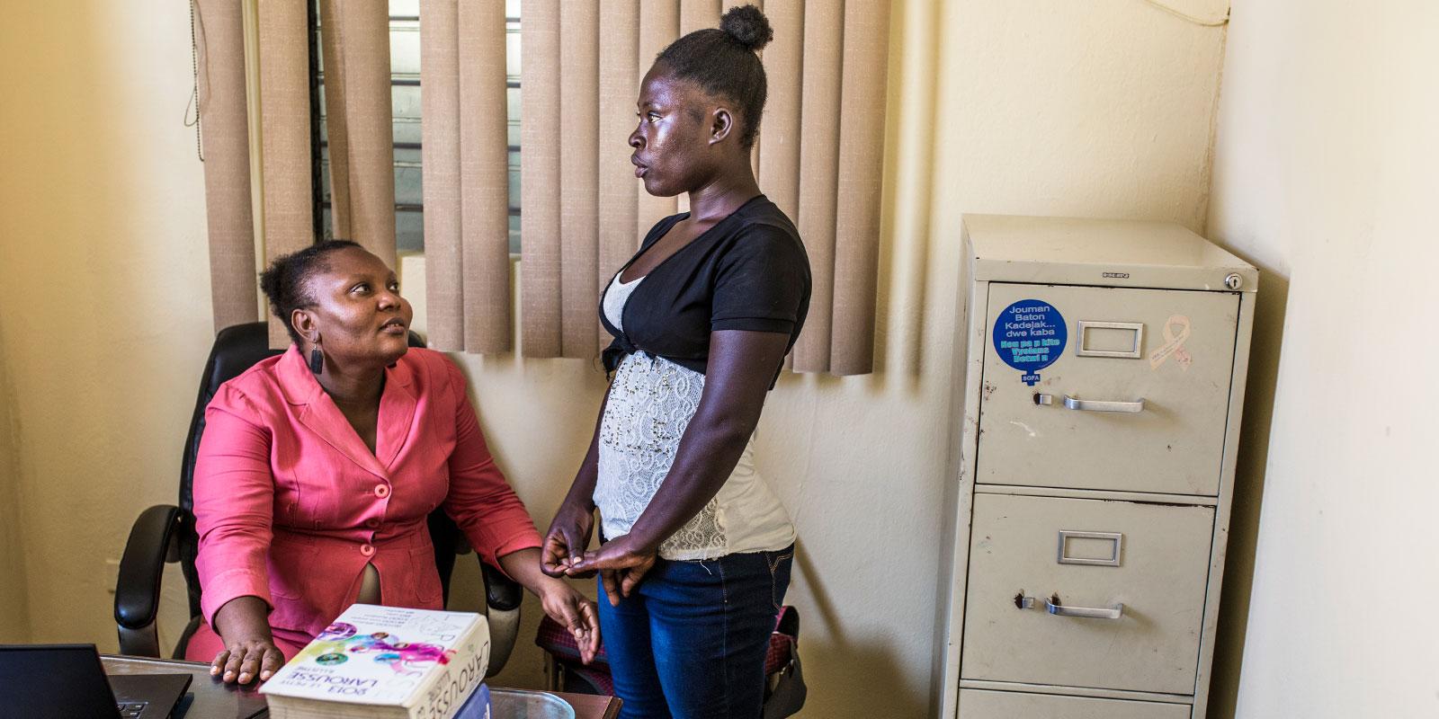 Guylande talking with Poulette