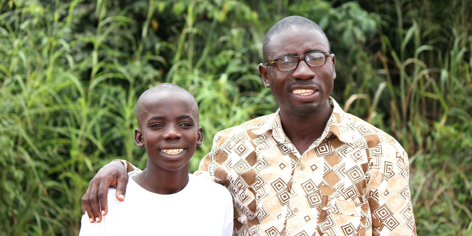 Kwesi stands with James Koffi Annan