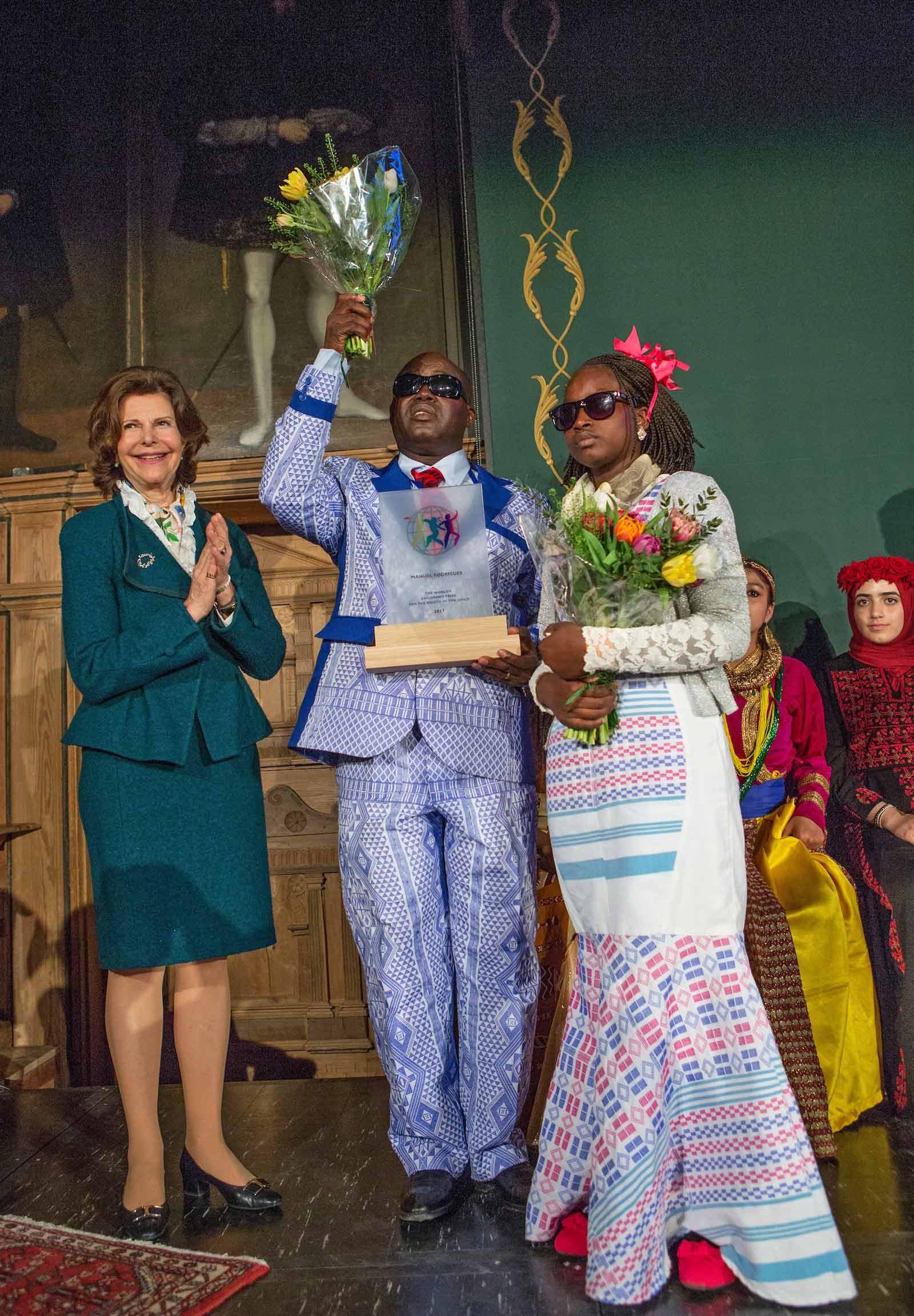 Manuel Rodrigues accepts his award.