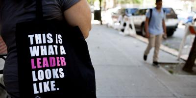 Bag with text This is what a leader looks like