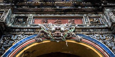 Tempel facade in Vietnam with colorful sculptures. 